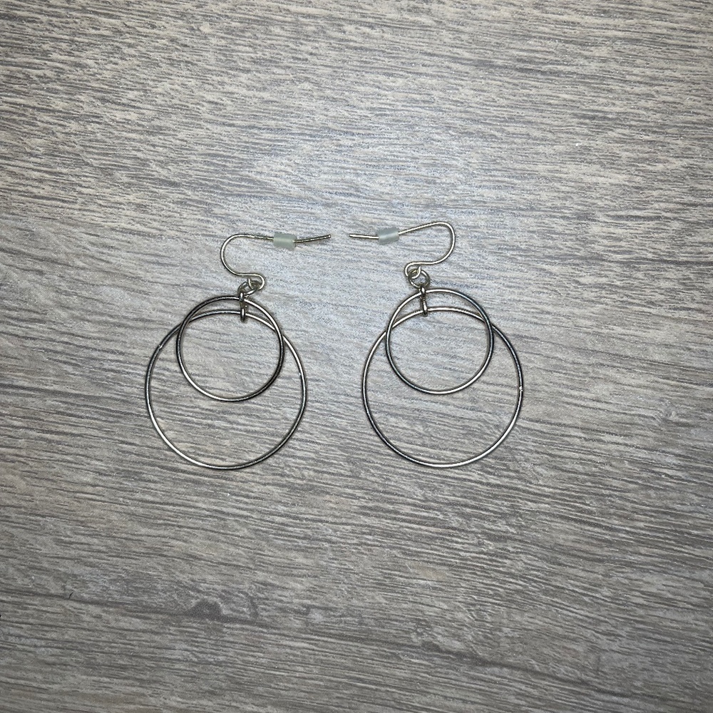 ⚠️ SOLD ⚠️ Silver Double Hoop Earrings